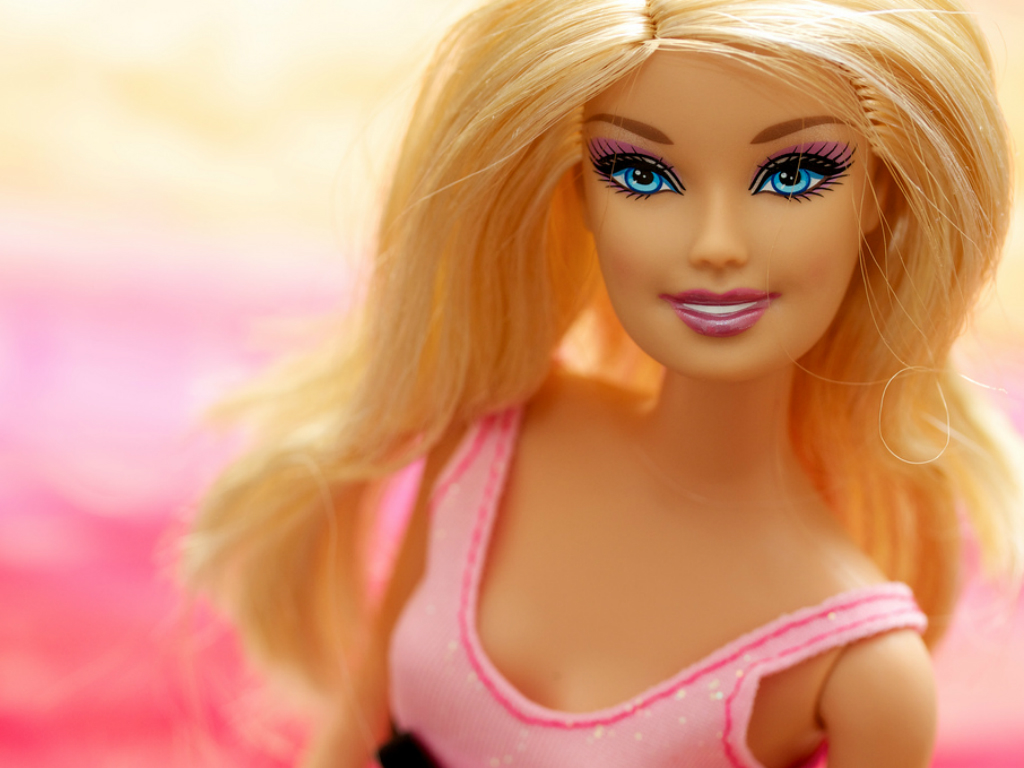 Un hombre destruye accidentalmente un photocall de Barbie por