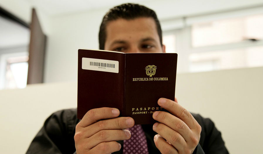 ¿Cómo debes ir vestido para sacar el pasaporte y qué accesorios están vetados?