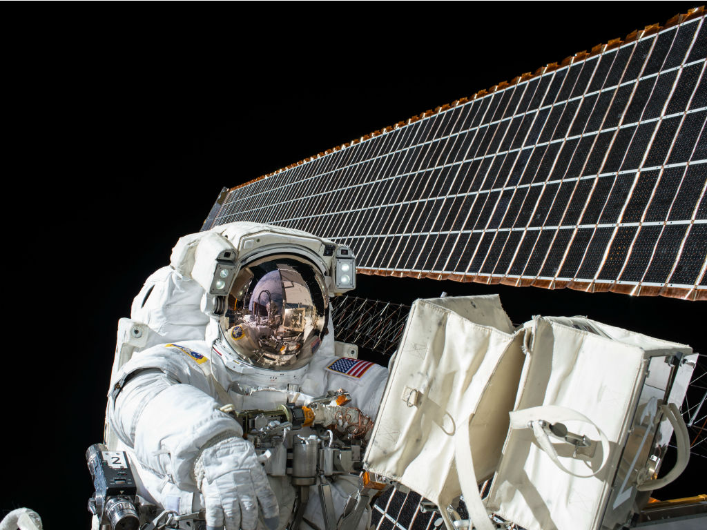 En Video Astronautas Pasean Fuera De Estación Espacial Internacional • Enterco