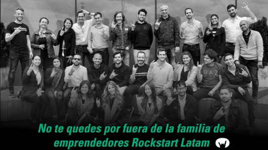 Grupo de emprendedores saludando.Aceleración de emprendimientos.