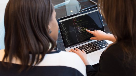 Dos mujeres revisando el código. Programadores