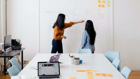 Dos mujeres escribiendo en un tablero. Cómo reclutar un cofundador