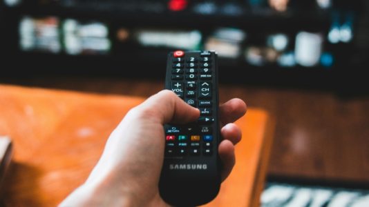 Ha llegado la era de los subtítulos en TV y streaming creados con inteligencia artificial