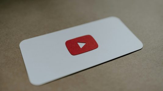 YouTube a comenzado ha implementar anuncios en sus videos al momento de pausarlos