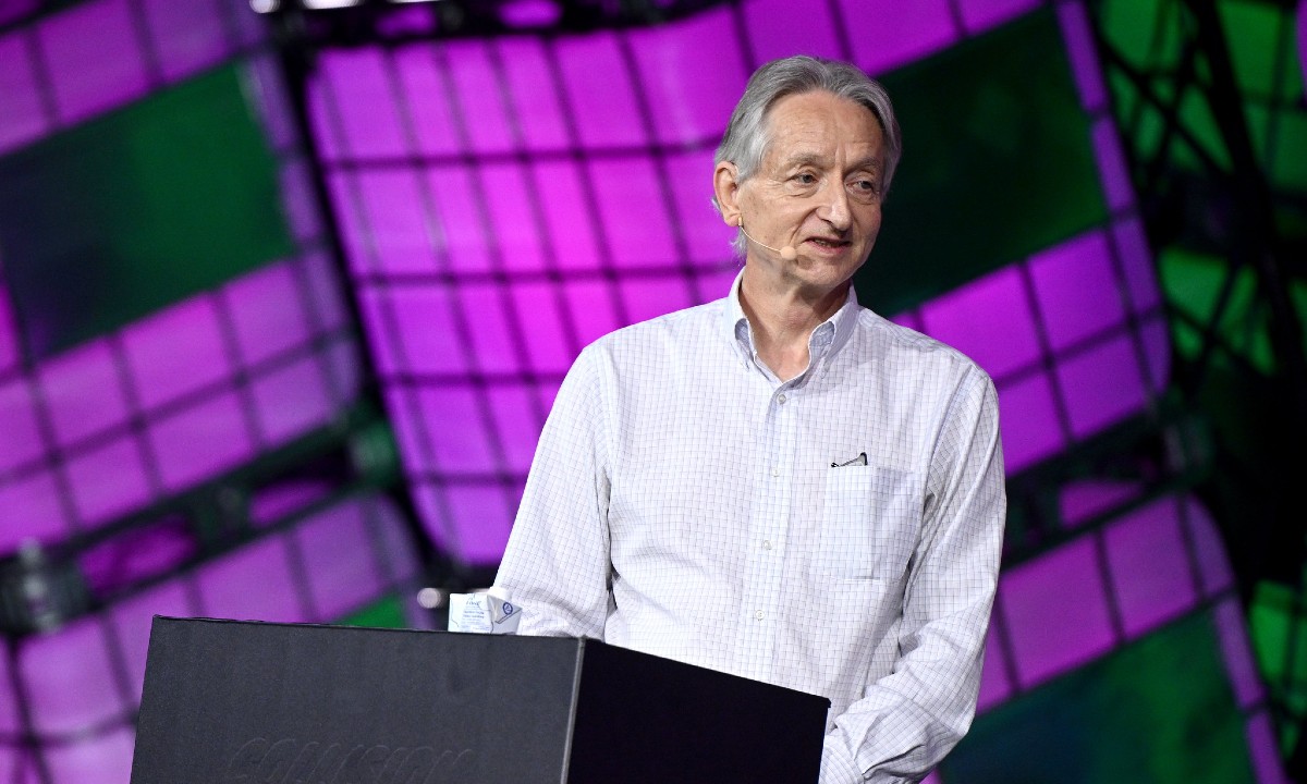 Hasta el ganador del Nobel, Geoffrey Hinton (padrino de la IA) teme por su invento; esto declaró al agradecer el premio