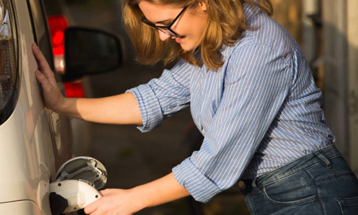 Vehículos eléctricos, ¿qué prefieren hombres y mujeres al comprar y por qué?