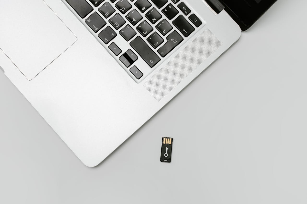 ¿Es seguro retirar una USB del computador sin expulsarla de forma segura?